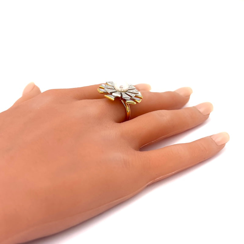 Anello design perla, oro bicolore, madreperla e brillanti; 9.29 gr