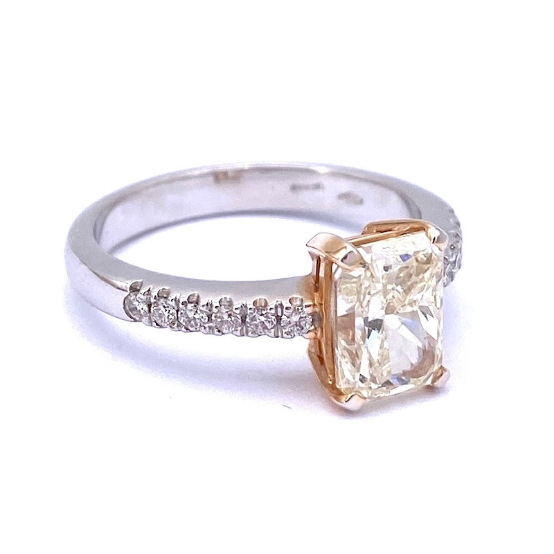 Anello diamante fancy light yellow rettangolare da 2.01 ct e brillanti - 0.15 ct. 4.53 gr