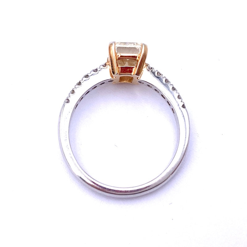 Anello diamante fancy light yellow rettangolare da 2.01 ct e brillanti - 0.15 ct. 4.53 gr