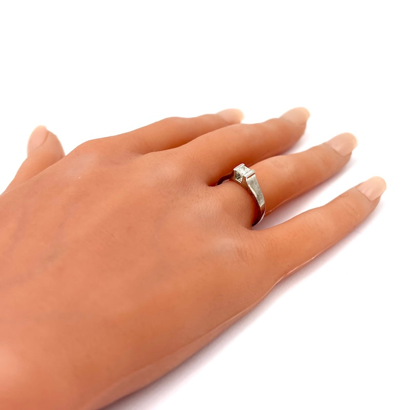 Anello diamante quadrato solitario unisex e oro bianco - 0.20-0.25 ct; 5.23 gr