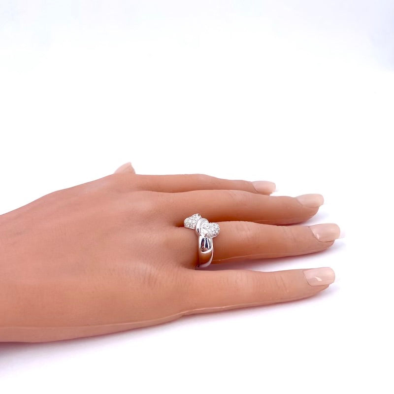 Anello fascia, fiocco brillanti, oro bianco; 7.47 gr