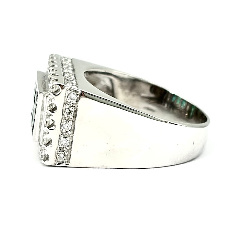 Anello fascia/ponte smeraldi e rettangolo brillanti, oro bianco; 9.13 gr