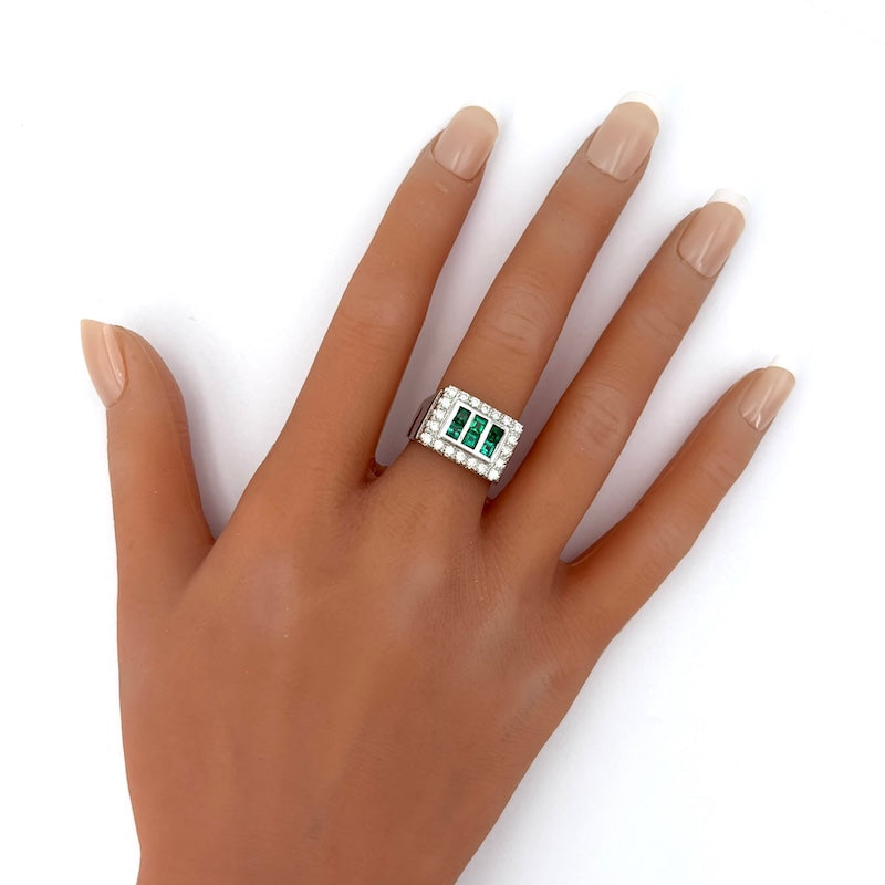 Anello fascia/ponte smeraldi e rettangolo brillanti, oro bianco; 9.13 gr