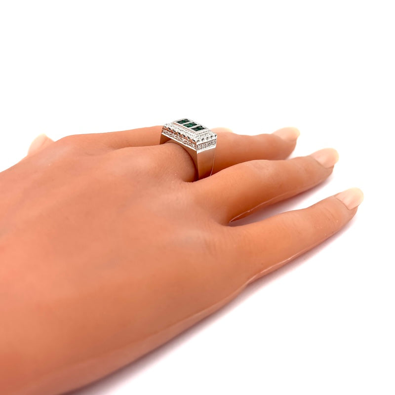 Anello fascia/ponte smeraldi e rettangolo brillanti, oro bianco; 9.13 gr