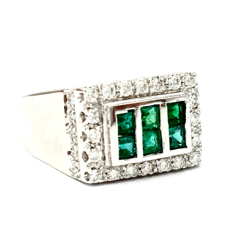 Anello fascia/ponte smeraldi e rettangolo brillanti, oro bianco; 9.13 gr