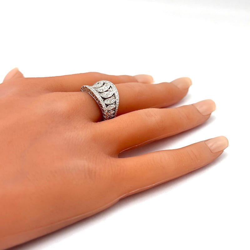 Anello fascia a sella, spole brillanti e oro bianco, OCCASIONE; 9.29 gr