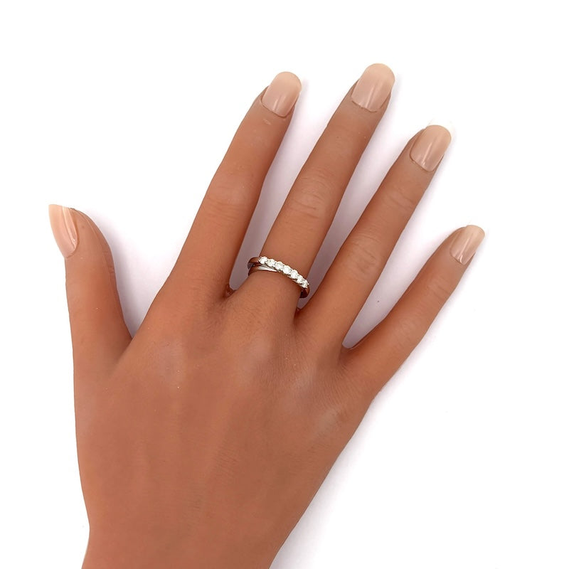 Anello fascia doppio con riviera di brillanti, oro bianco; 0.35-0.40 ct totali- 3.3 gr