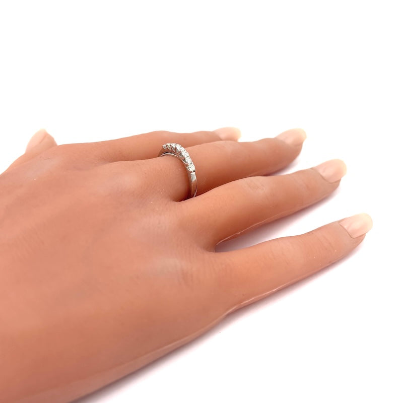 Anello fascia doppio con riviera di brillanti, oro bianco; 0.35-0.40 ct totali- 3.3 gr