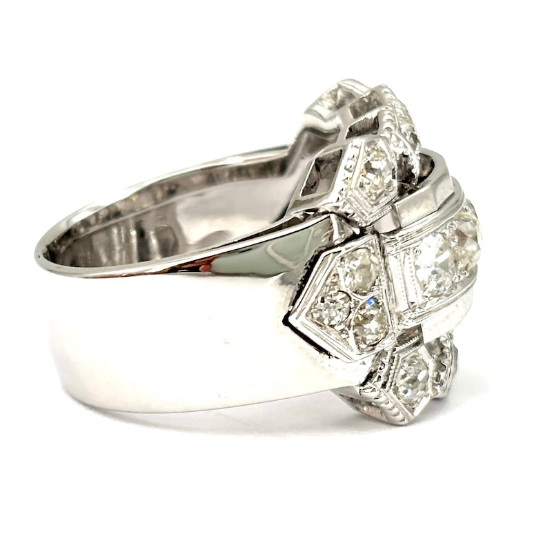 Anello fascia in stile antico, oro bianco e diamanti; 8.56 gr