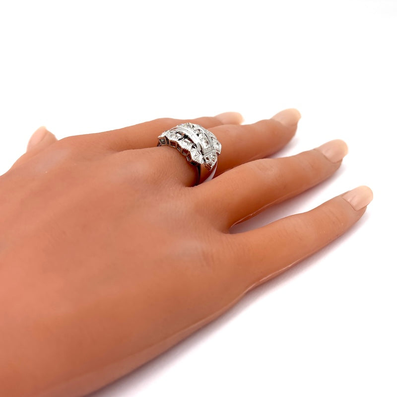 Anello fascia in stile antico, oro bianco e diamanti; 8.56 gr