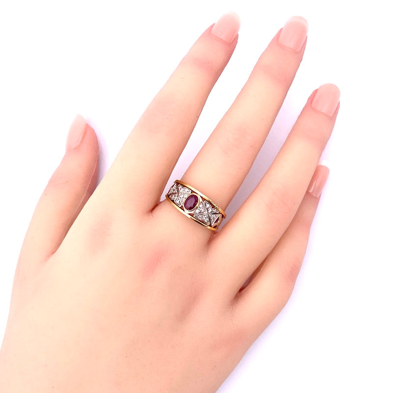 Anello fascia rubino e diamanti, in oro bicolore traforato;  gr 6.07