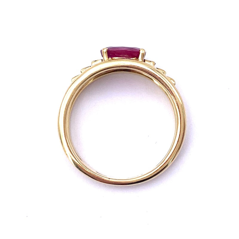 Anello fascia rubino e diamanti, in oro giallo; 5.32 gr