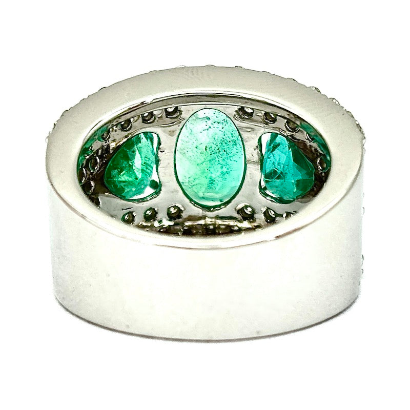 Anello fascia smeraldi e brillanti, oro bianco; 13.60 gr
