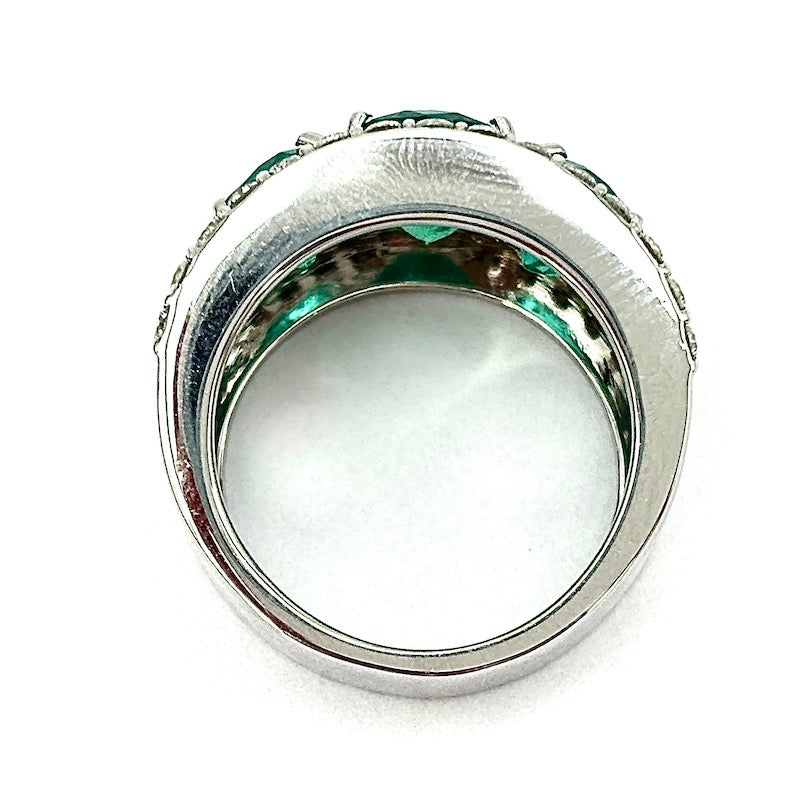 Anello fascia smeraldi e brillanti, oro bianco; 13.60 gr