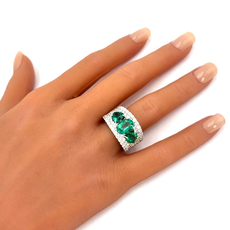 Anello fascia smeraldi e brillanti, oro bianco; 13.60 gr