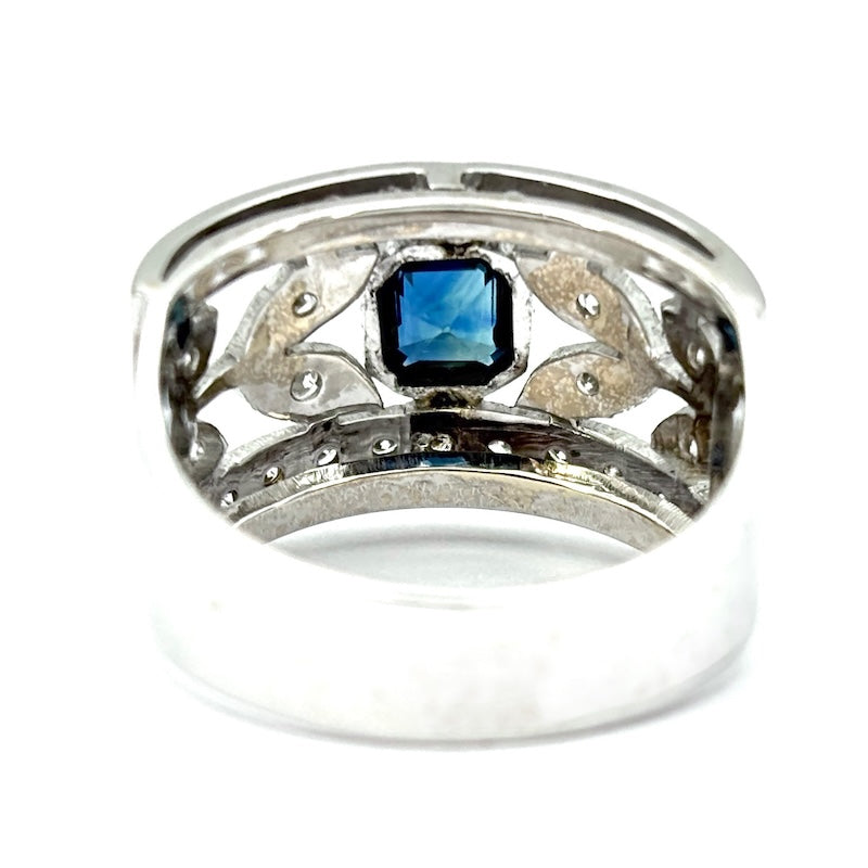 Anello fascia traforata, zaffiro e brillanti, oro bianco;  6.73 gr