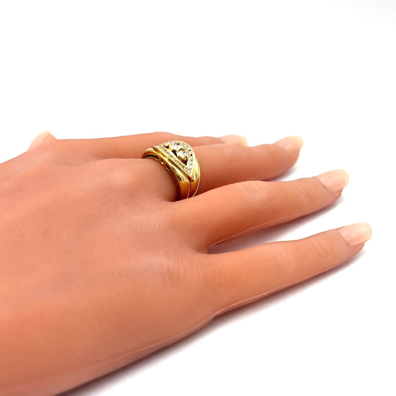 Anello fascia trilogy diamanti e occhio di brillanti, oro giallo, OCCASIONE; 8.63 gr