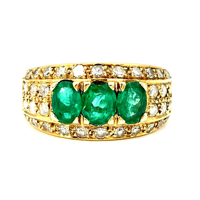 Anello fascia trilogy smeraldi, brillanti e oro giallo; 6.04 gr