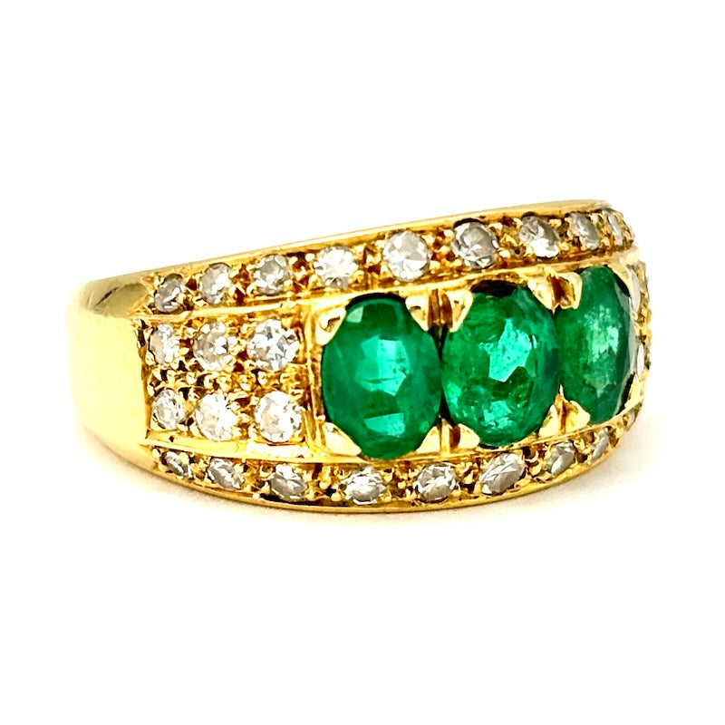 Anello fascia trilogy smeraldi, brillanti e oro giallo; 6.04 gr