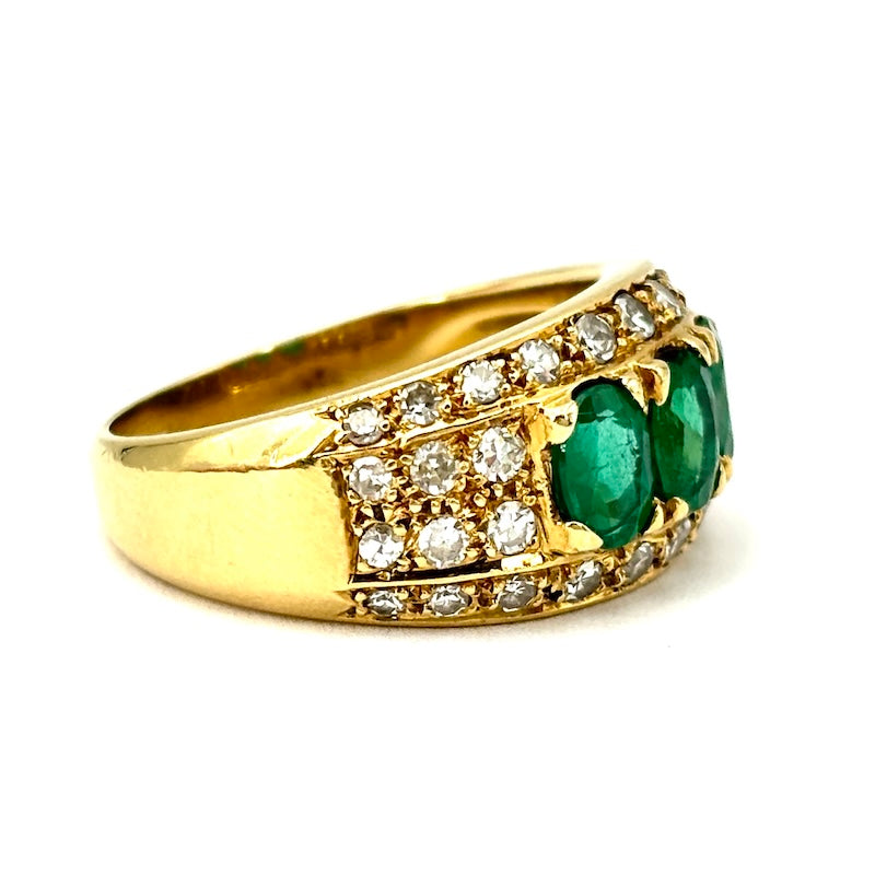 Anello fascia trilogy smeraldi, brillanti e oro giallo; 6.04 gr