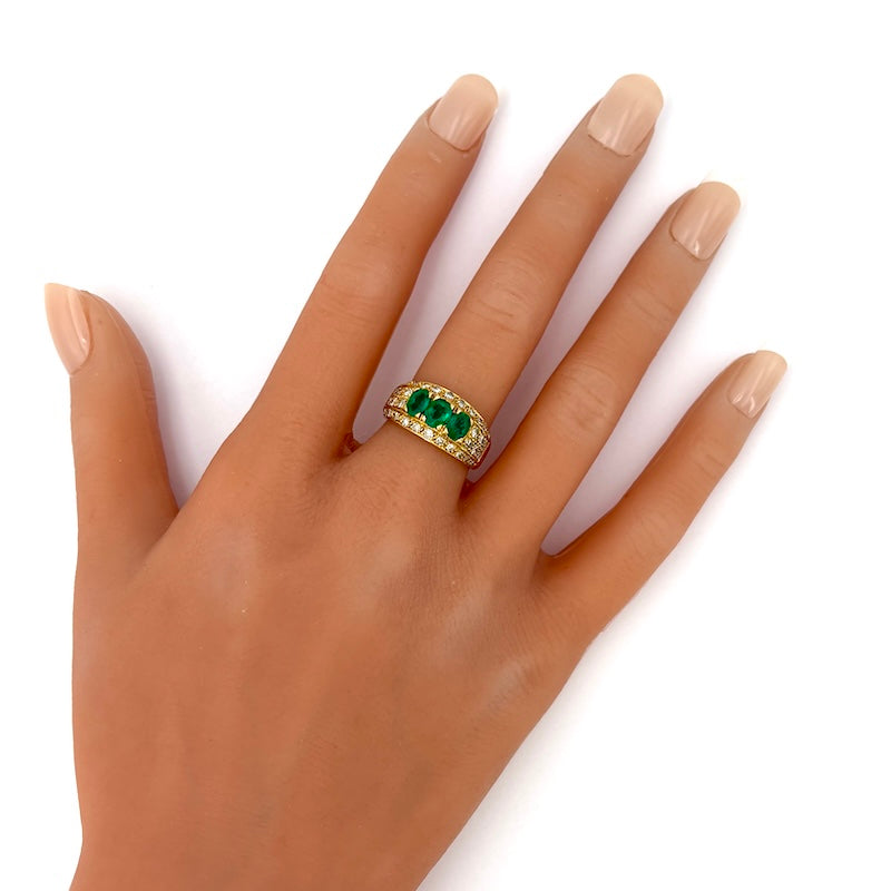 Anello fascia trilogy smeraldi, brillanti e oro giallo; 6.04 gr