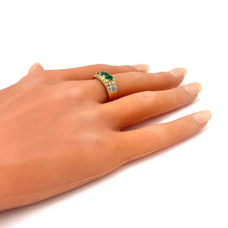 Anello fascia trilogy smeraldi, brillanti e oro giallo; 6.04 gr