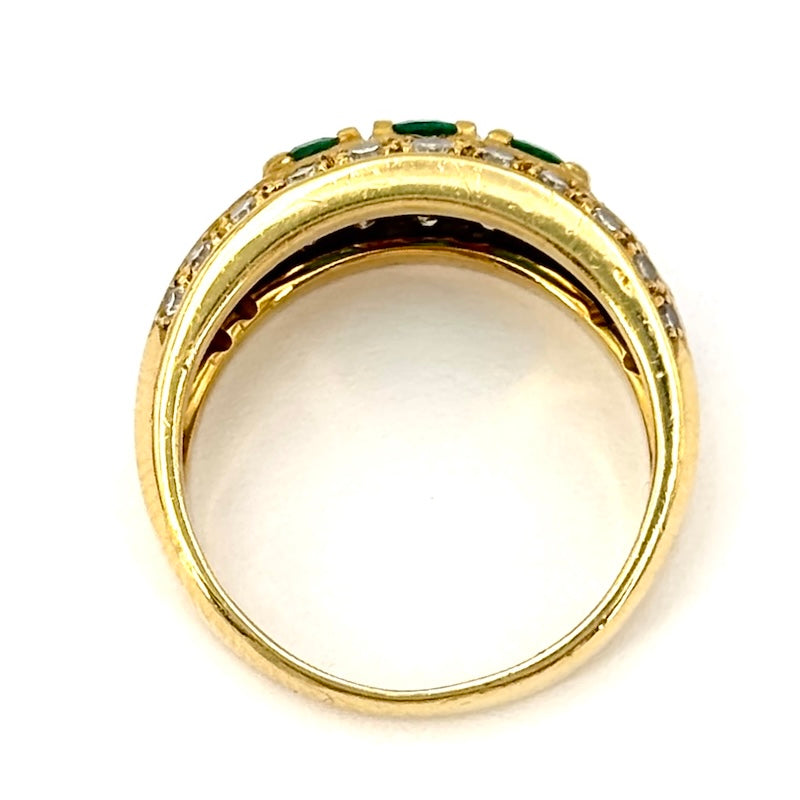 Anello fascia trilogy smeraldi, brillanti e oro giallo; 6.04 gr