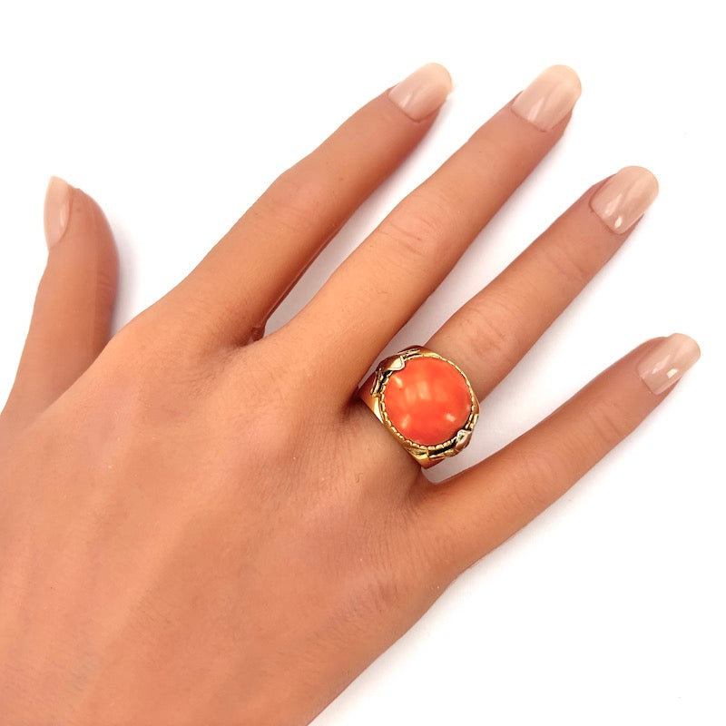 Anello fascia vintage corallo cerasuolo e oro; 8.87 gr