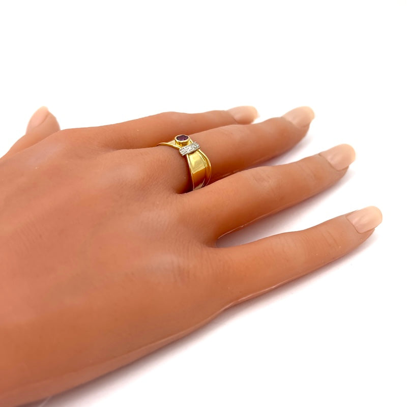 Anello fascia vintage fiocco, rubino, brillantini e oro;  3.44 gr