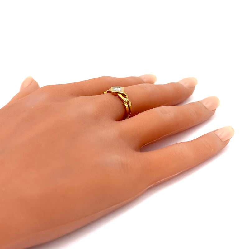 Anello fascia vintage oro giallo e bianco, quadrato brillanti;  2.94 gr