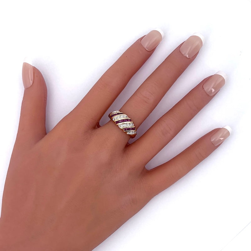 Anello fascia vintage rubini, brillanti e oro giallo; 4.05 gr