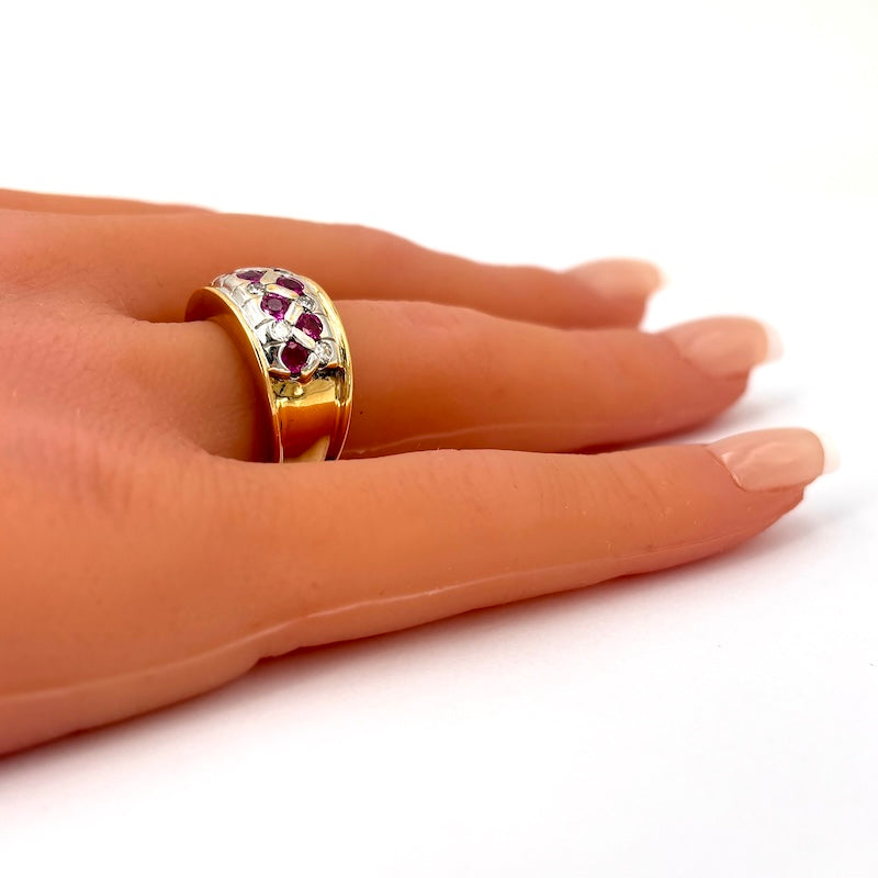 Anello fascia vintage rubini, brillanti e oro giallo; 10.39 gr