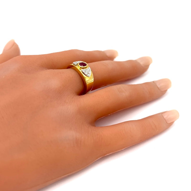 Anello fascia vintage rubino, brillanti e oro giallo;  4.35 gr