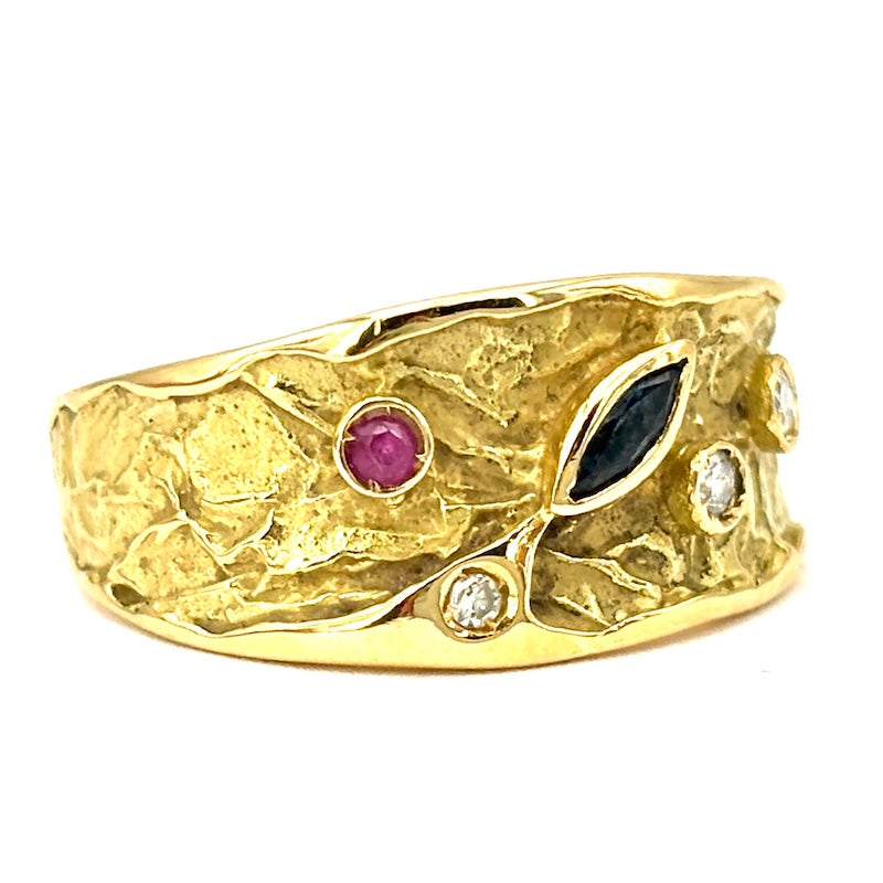 Anello fascia vintage rubino, zaffiro, brillanti e oro giallo;  4.28 gr