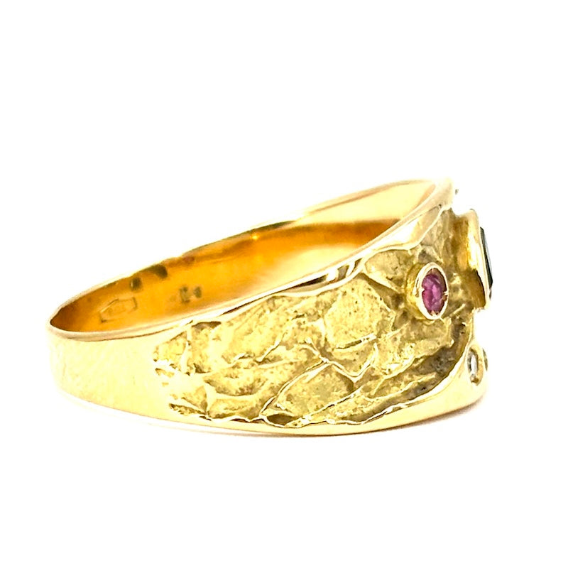 Anello fascia vintage rubino, zaffiro, brillanti e oro giallo;  4.28 gr