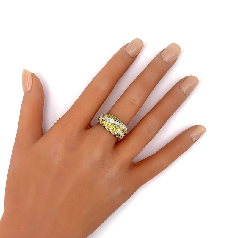 Anello fascia zaffiri gialli, brillanti e oro;  6.33 gr