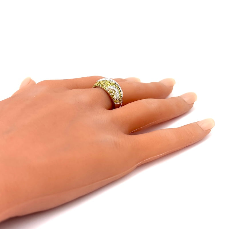 Anello fascia zaffiri gialli, brillanti e oro;  6.33 gr