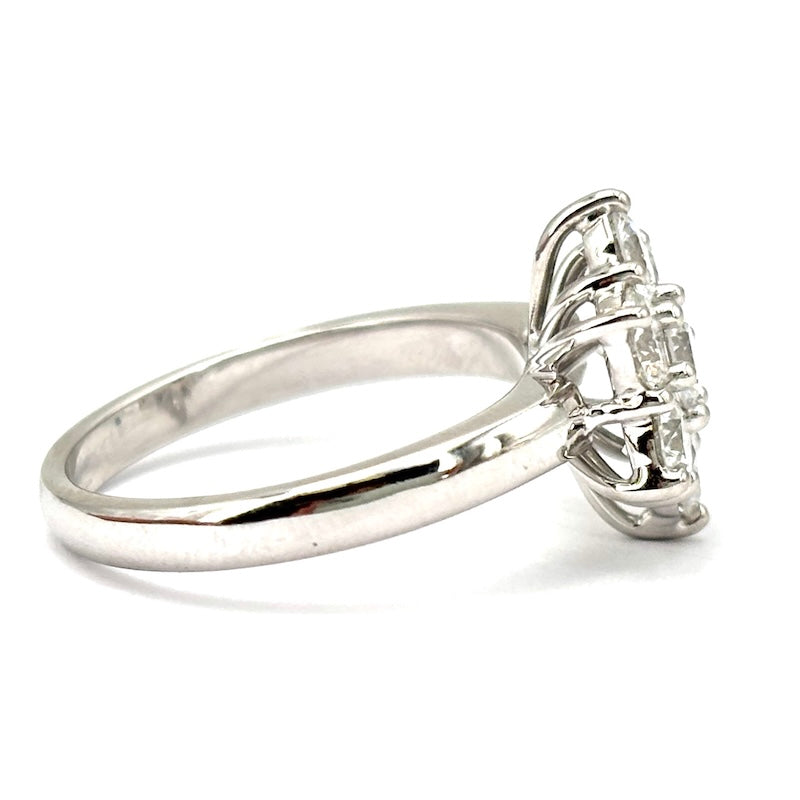 Anello fiore diamanti, oro bianco - 1.37 ct; 5.08 gr