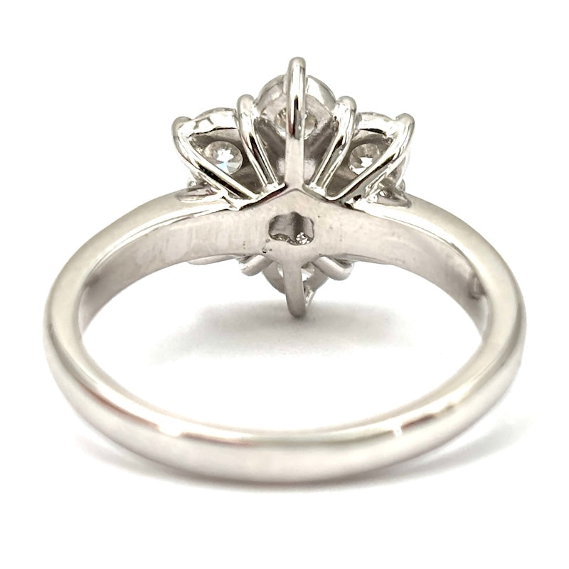 Anello fiore diamanti, oro bianco - 1.37 ct; 5.08 gr