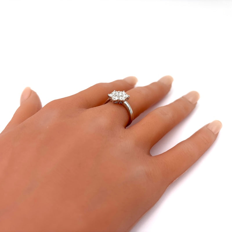 Anello fiore diamanti, oro bianco - 1.37 ct; 5.08 gr