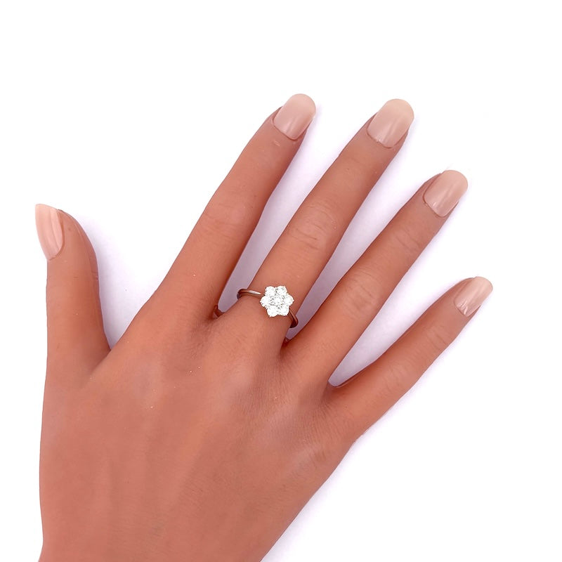 Anello fiore oro bianco e brillanti; 0.98 ct ; 3.83 gr