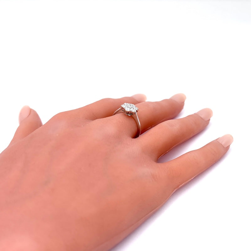 Anello fiore oro bianco e brillanti; 0.98 ct ; 3.83 gr