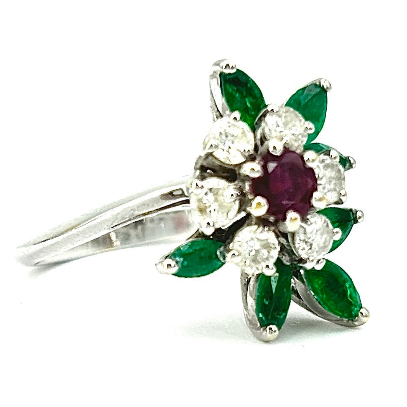 Anello fiore rubino, brillanti e smeraldi; 4.76 gr