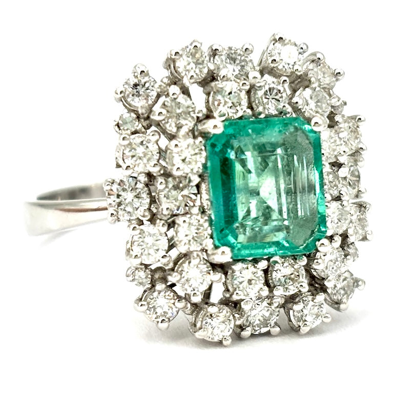 Anello fuoco d'artificio smeraldo e brillanti, oro; 7.38 gr