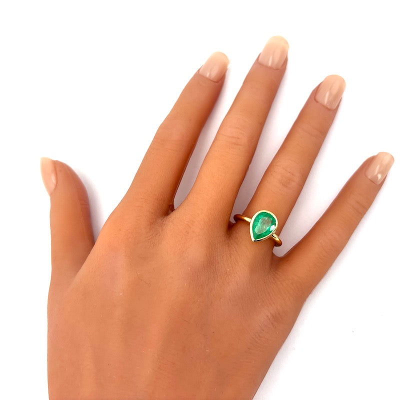 Anello goccia smeraldo 2.34 ct, oro giallo; 4.18 gr
