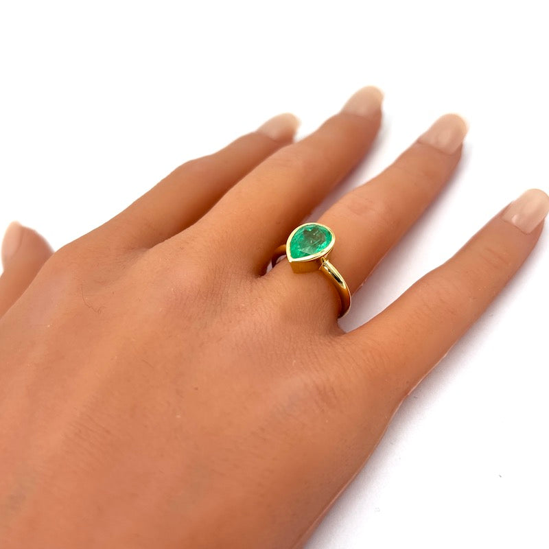Anello goccia smeraldo 2.34 ct, oro giallo; 4.18 gr