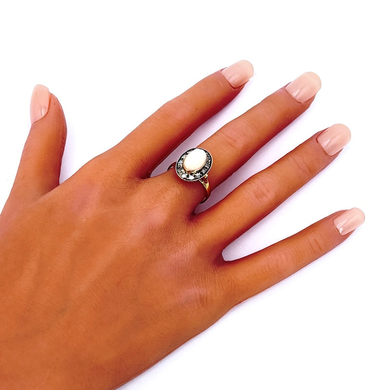 Anello margherita/toppa in stile corallo rosa, argento e oro; 4.27 gr