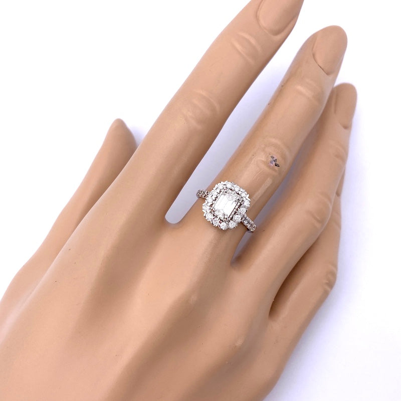 Anello margherita diamanti, con solitario taglio smeraldo da 1.01 ct e brillanti - 0.71 ct. 4.23 gr