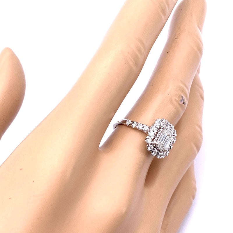 Anello margherita diamanti, con solitario taglio smeraldo da 1.01 ct e brillanti - 0.71 ct. 4.23 gr
