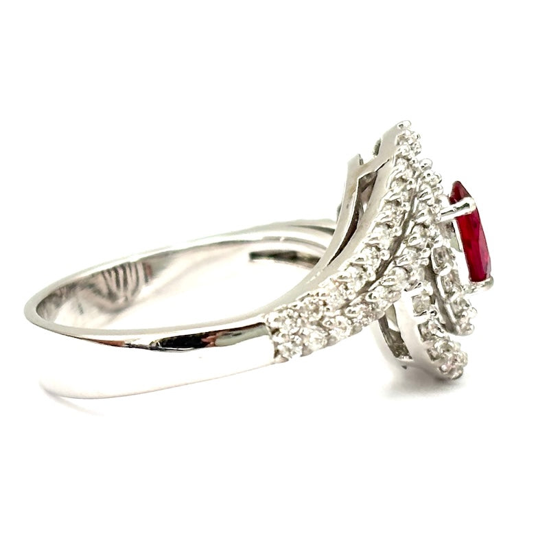 Anello margherita rubino, doppio giro di brillanti e oro ; 6.31 gr